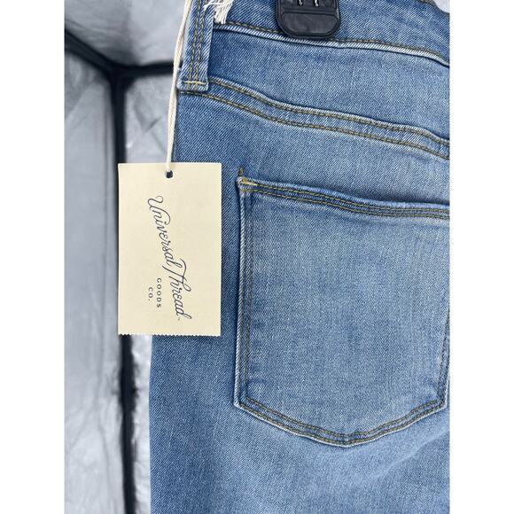 NWT Universal Thread Light Wash Blue Distressed Denim CutOff Jean Shorts Size 4 - Picture 6 of 9